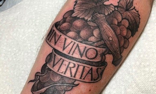 Inscription de tatouage In vino veritas en latin