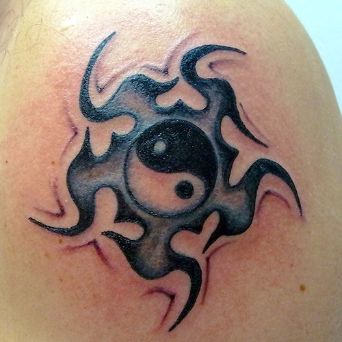 Tatouage Yin-Yang. Qu'est-ce que cela signifie, des croquis sur le bras, le cou, le dos, la jambe pour les couples, les hommes, les filles. Photo