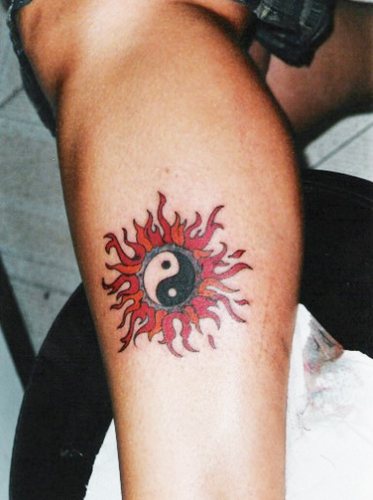 Tatouage Yin-Yang. Qu'est-ce que ça veut dire, des croquis sur le bras, le cou, le dos, la jambe pour deux, hommes, filles. Photo
