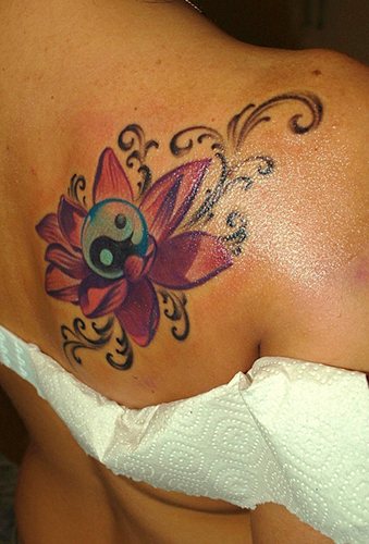 Tatouage Yin-Yang. Qu'est-ce que cela signifie, des croquis sur le bras, le cou, le dos, les jambes pour les couples, les hommes et les filles. Photo