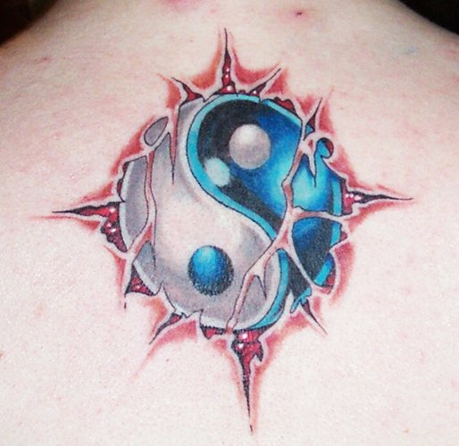 Tatouage Yin-Yang. Ce que cela signifie, croquis sur le bras, le cou, le dos, la jambe pour deux, hommes, filles. Photo