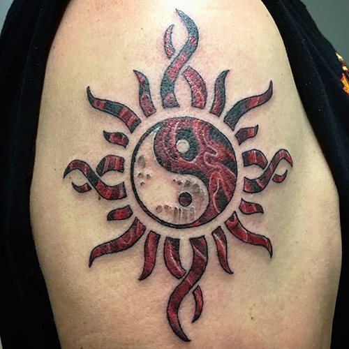 Tatouage Yin-Yang. Qu'est-ce que cela signifie, des croquis sur le bras, le cou, le dos, les jambes pour les couples, les hommes et les filles. Photo