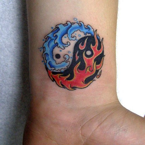 Tatouage Yin-Yang. Qu'est-ce que ça veut dire, des croquis sur le bras, le cou, le dos, la jambe pour les couples, les hommes, les filles. Photo