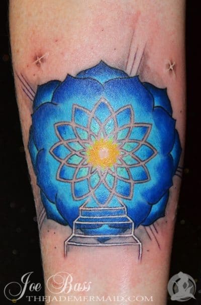 Parfois, des fleurs de lotus accompagnent l'escalier.