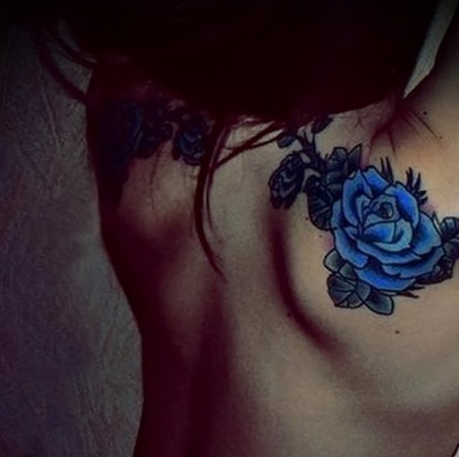 Une idée intéressante : un tatouage en forme de roses bleues sur les deux omoplates.