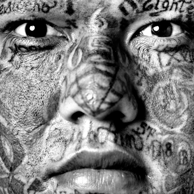 Isabel Muñoz. Portrait d'un membre du gang Mara.