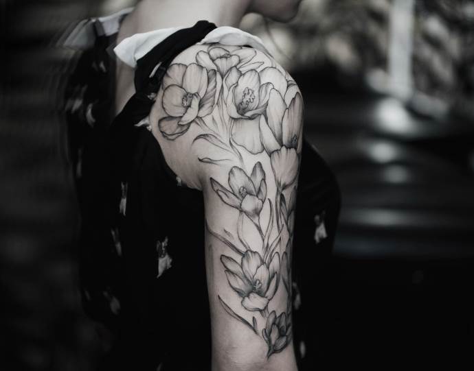 une photo de fleurs sur l'épaule