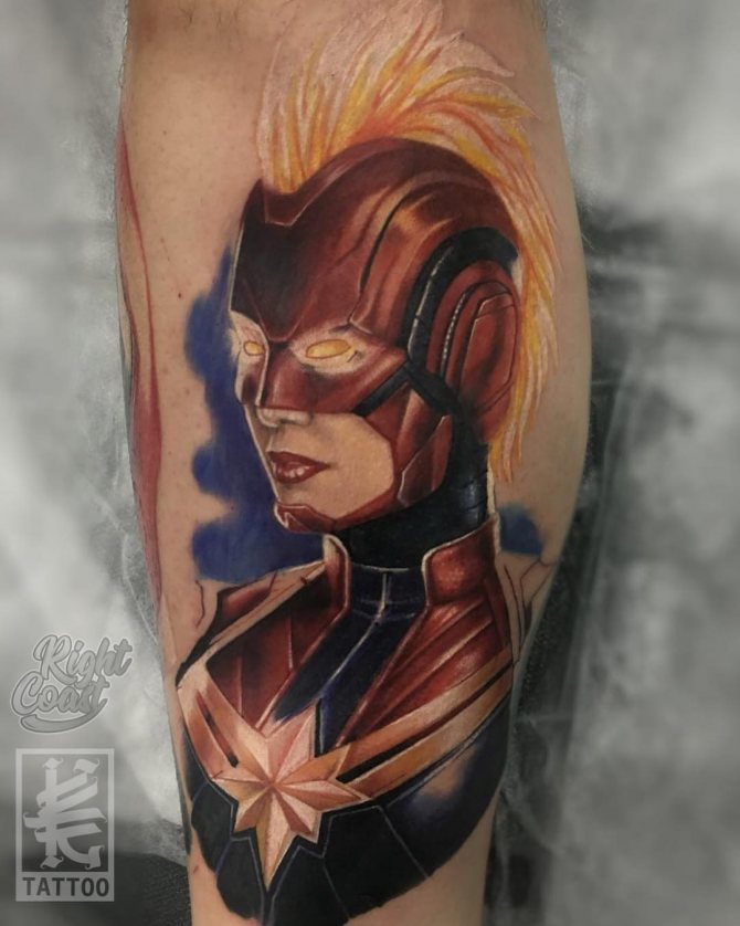 Le tatouage de Captain Marvel sur sa jambe