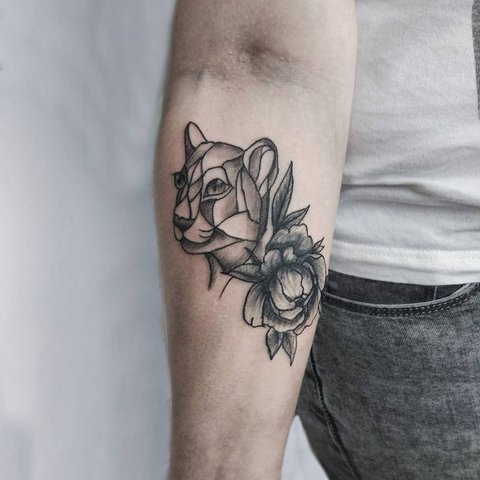 Tatouage géométrique de panthère