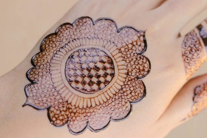 Soleil sur le mehendi