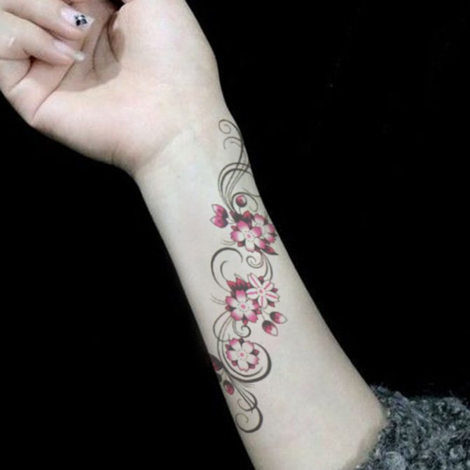Tatouage exquis d'entrelacs sur l'avant-bras et le poignet d'une femme