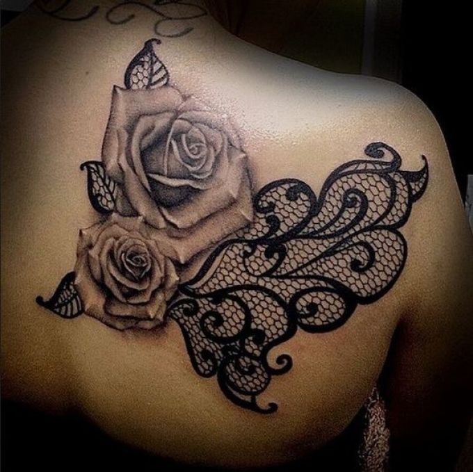 Tatouage de roses et dentelle - très populaire