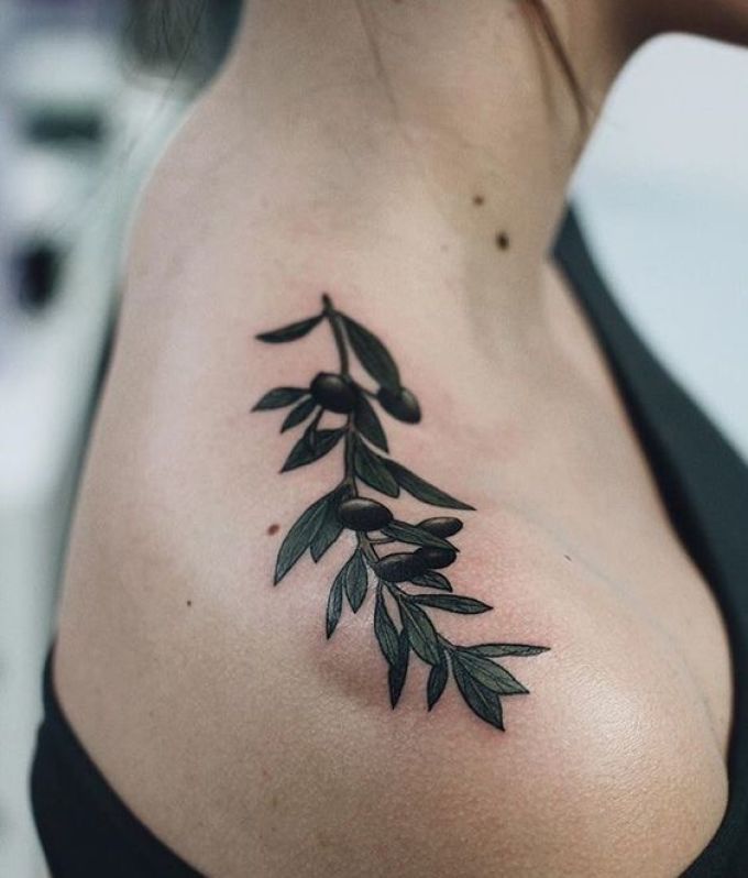 Tatouage en forme de branche d'olivier.
