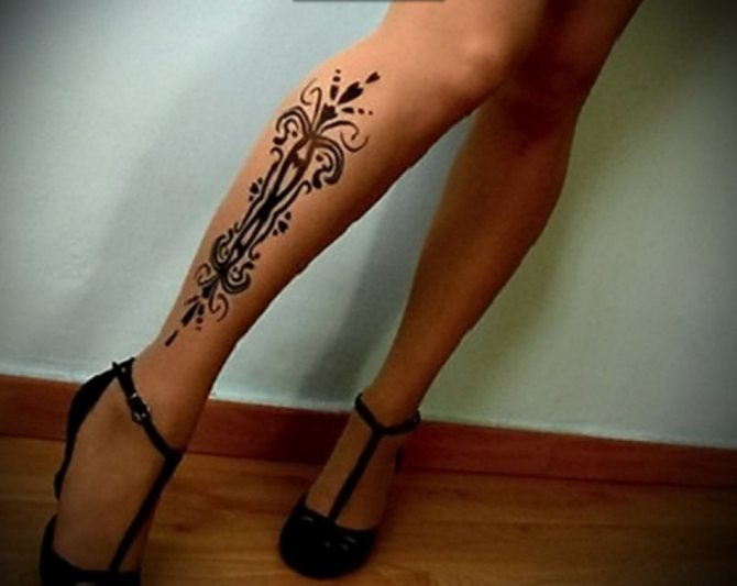Délicat ornement de tatouage de style indien sur les mollets
