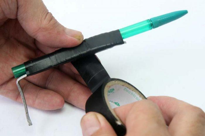 Un stylo est vissé sur l'étui