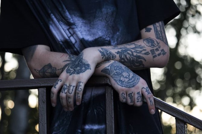 Comment puis-je faire repeindre un tatouage ?
