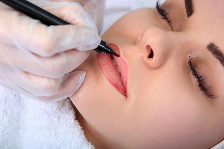 Comment choisir une couleur pour le maquillage permanent des lèvres ?
