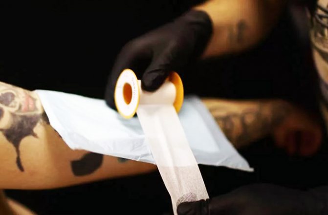 Comme la pelure sur le tatouage descend. Tatouage de jour, photo