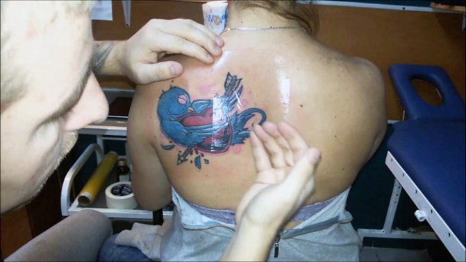 Comme la peau d'un tatouage qui se détache. Tatouage de jour, photo
