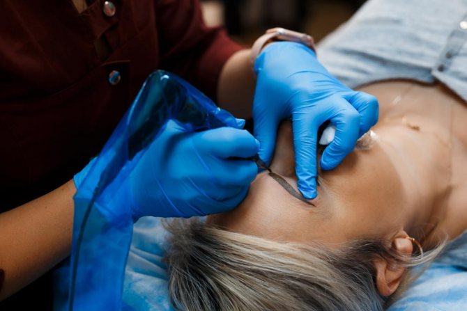Comment dois-je prendre soin de mes sourcils après une procédure de tatouage ?