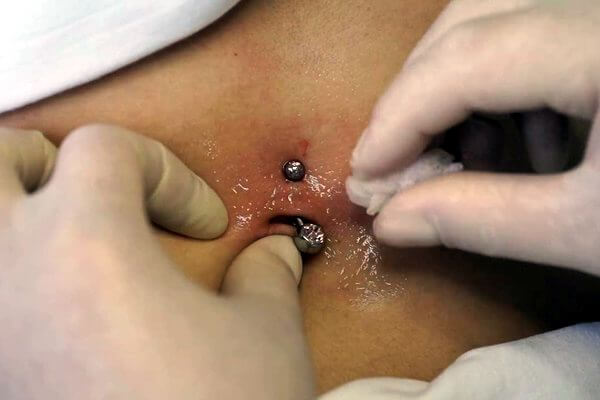 Comment prendre soin d'un piercing au nombril ?