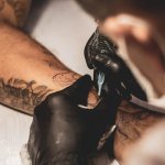 Comment soigner un tatouage les premiers jours : 8 règles clés