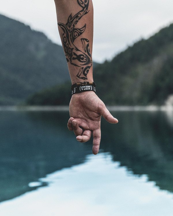 Comment prendre soin de votre tatouage les premiers jours : 8 règles clés
