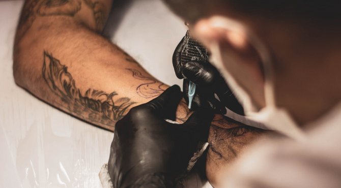 Comment soigner un tatouage les premiers jours : 8 règles principales