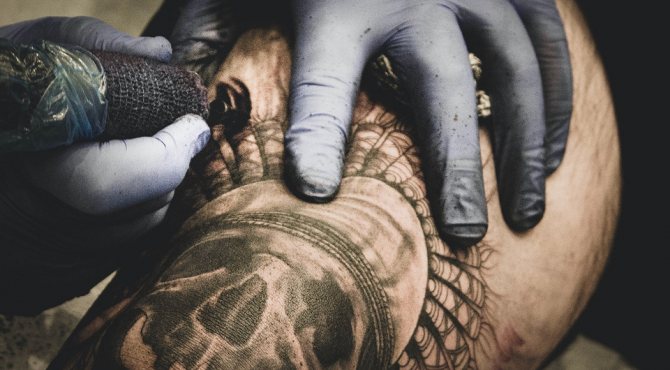 Comment soigner un tatouage les premiers jours : 8 règles principales