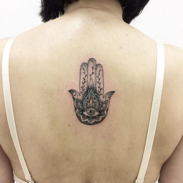 Tatouage noir de khasa sur le dos d'une fille