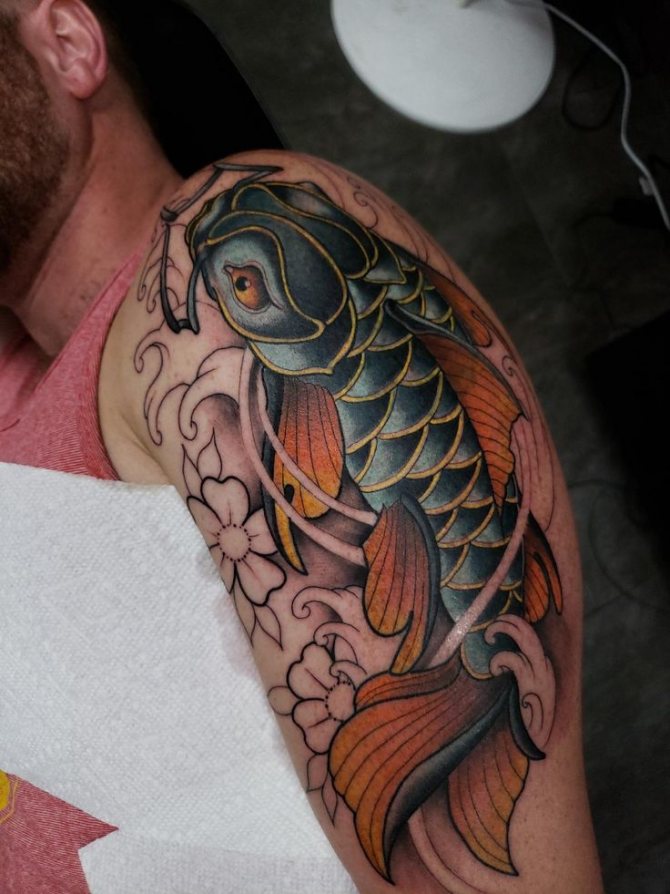 Tatouage de koï sur biceps