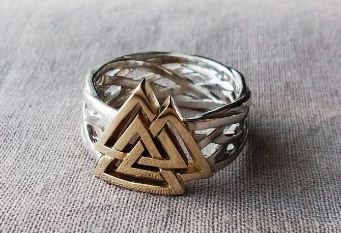 L'anneau avec le symbole de Valknut