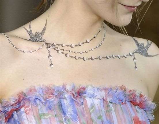 Collier composé de petits microdermes.