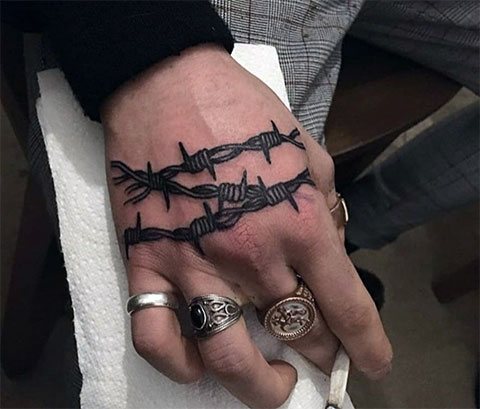 Fil barbelé sur la main - photo de tatouage