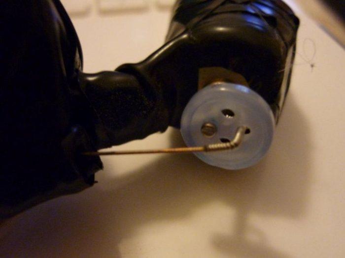 L'extrémité de la corde est attachée au moteur.