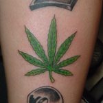 tatouage de cannabis