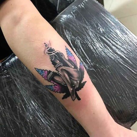 Tatouage de chanvre sur l'avant-bras
