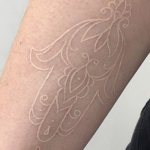 Tatouage de contours blancs sur le bras