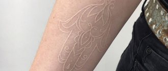 Tatouage de contours blancs sur le bras