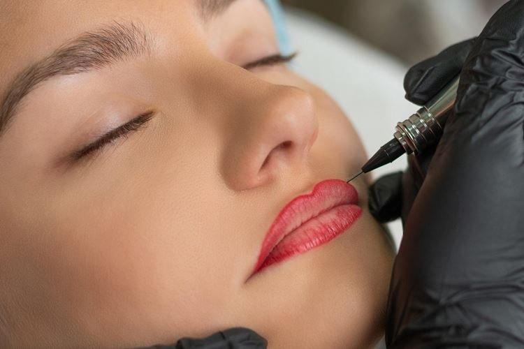 Technique de contournement - maquillage permanent des lèvres