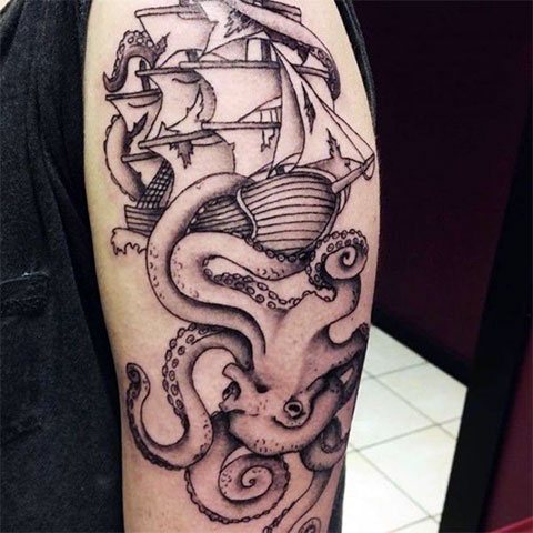 Bateau et pieuvre - Tatouage masculin sur le bras