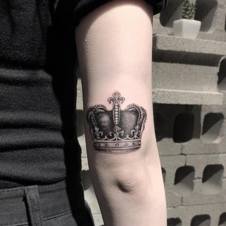 couronne sur le bras