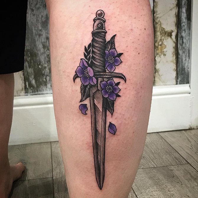 La dague courte aux fleurs violettes
