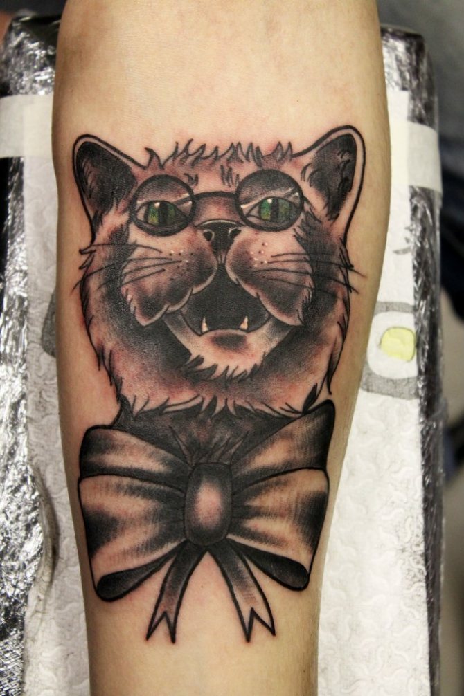 Chat avec un arc - un tatouage typique d'un voleur