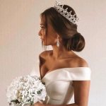 Une belle mariée avec une couronne