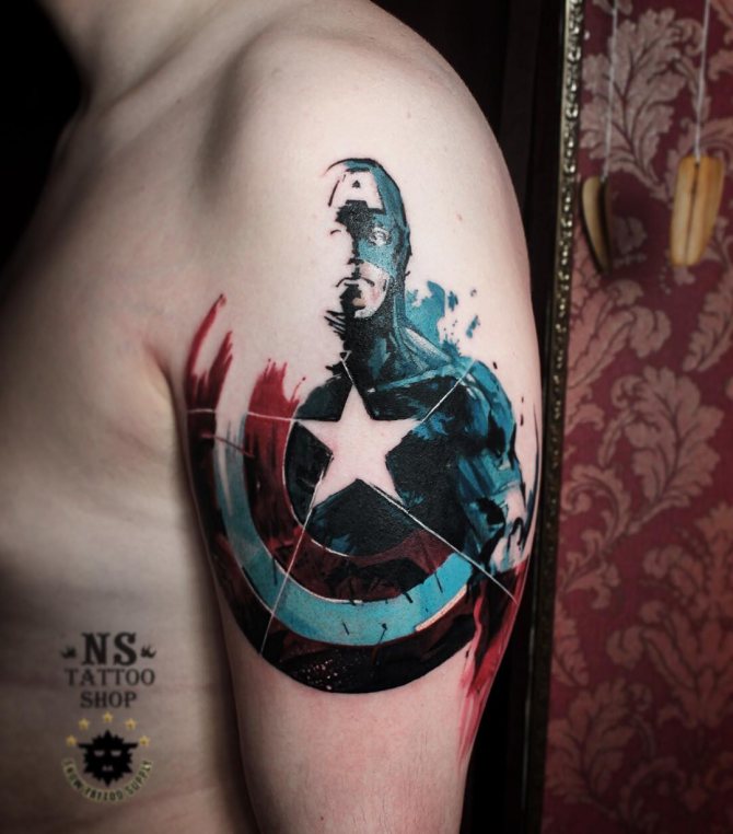 Beau tatouage de Captain America sur son épaule