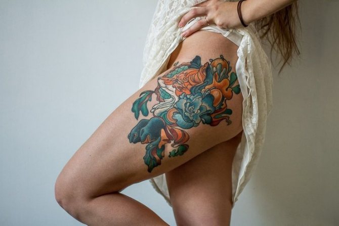Beau tatouage sur la hanche