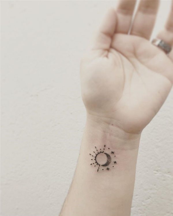 Nouvelles belles idées et tendances de petits tatouages pour le bras des filles en 2021.