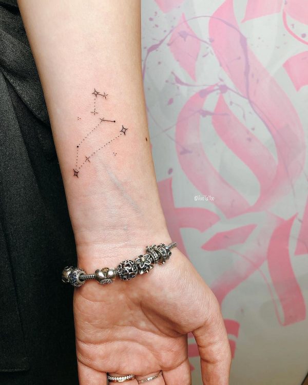 Magnifique petit tatouage sur le bras des filles - meilleures idées de photos et tendances de 2021
