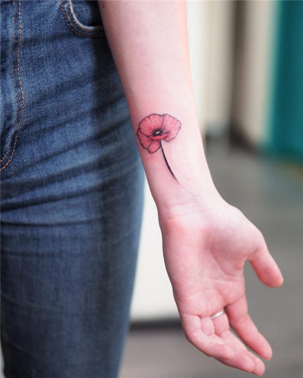 Nouvelles belles idées et tendances de petits tatouages pour le bras des filles en 2021.